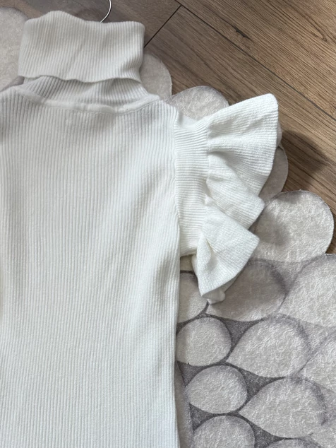 Fehér fodros kötött póló