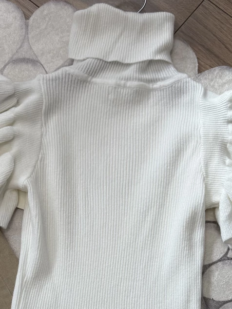 Fehér fodros kötött póló