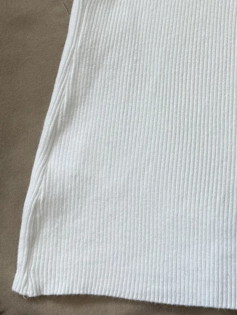 Fehér fodros kötött póló