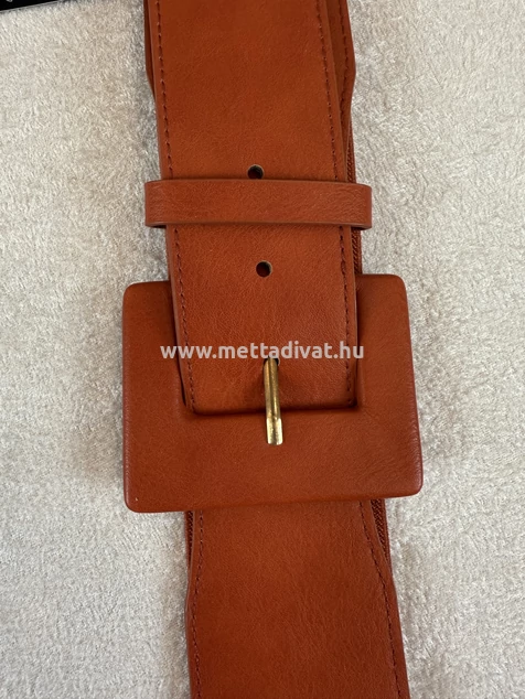 Téglavörös csatos spring öv 